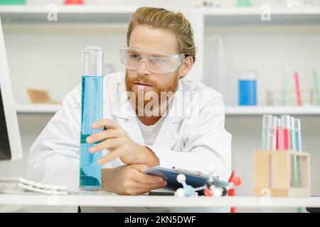 Pipette de laboratoire avec goutte de liquide sur les tubes à essai en verre Banque D'Images