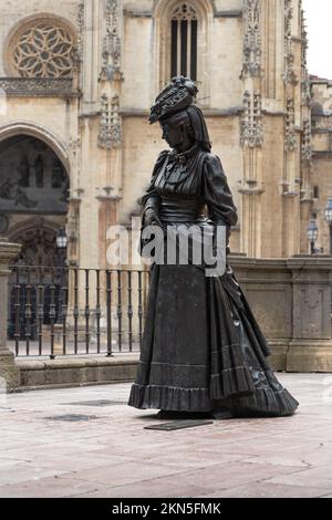 OVIEDO, ESPAGNE-10 AOÛT 2021 : statue dédiée à la Regenta en face de la cathédrale d'Oviedo (Sculpteur : Mauro Alvarez Fernandez) Banque D'Images