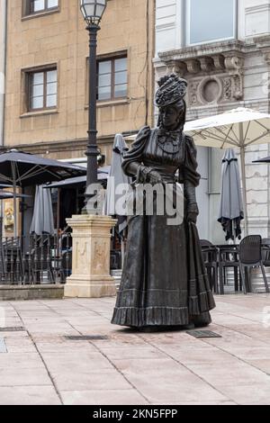 OVIEDO, ESPAGNE-10 AOÛT 2021 : statue dédiée à la Regenta en face de la cathédrale d'Oviedo (Sculpteur : Mauro Alvarez Fernandez) Banque D'Images