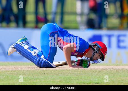 Kandy, Sri Lanka. 27th novembre 2022. Le Rahmanullah Gurbaz, en Afghanistan, inspecte le terrain lors du match de cricket de l'ODI 2nd entre le Sri Lanka et l'Afghanistan au Pallekele International Cricket Stadium de Kandy, le 27th novembre 2022. Viraj Kothalwala/Alamy Live News Banque D'Images