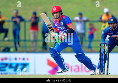 Kandy, Sri Lanka. 27th novembre 2022. Le Rahmanullah Gurbaz, en Afghanistan, court entre les bickets lors du match de cricket de l'ODI de 2nd entre le Sri Lanka et l'Afghanistan au Pallekele International Cricket Stadium de Kandy, le 27th novembre 2022. Viraj Kothalwala/Alamy Live News Banque D'Images