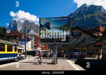 Gares et trains se trouvent dans la ville de Grindelwald sous la montagne Eiger en Suisse. Banque D'Images