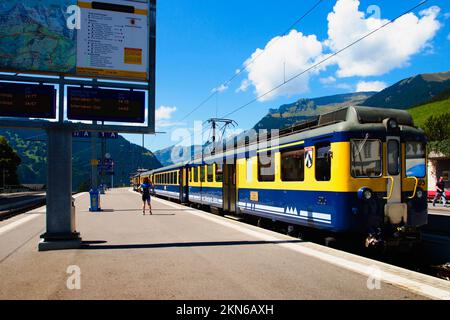 Gares et trains se trouvent dans la ville de Grindelwald sous la montagne Eiger en Suisse. Banque D'Images