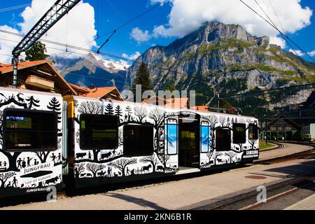 Gares et trains se trouvent dans la ville de Grindelwald sous la montagne Eiger en Suisse. Banque D'Images