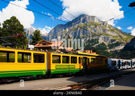 Gares et trains se trouvent dans la ville de Grindelwald sous la montagne Eiger en Suisse. Banque D'Images