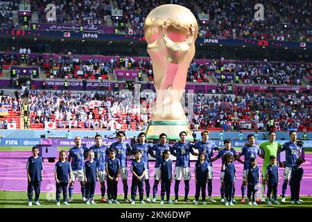 Al Rajjan, Qatar. 27th novembre 2022. Football, Qatar 2022 coupe du monde, Japon - Costa Rica, cycle préliminaire, Groupe E, Matchday 2, Ahmad bin Ali Stadium, les joueurs japonais se font la queue pour écouter les hymnes avant le match. Credit: Federico Gambarini/dpa/Alay Live News Banque D'Images