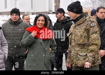 Le ministre des Affaires étrangères Hadja Lahbib photographié lors d'une visite à Bucha, à la périphérie de Kiev, le deuxième jour d'une visite en Ukraine, le dimanche 27 novembre 2022. En avril 2022, près de 500 corps de résidents de Bucha ont été découverts dans les rues de la ville, victimes du massacre de Bucha, du meurtre massif de civils ukrainiens par les forces armées russes pendant la lutte et l'occupation de la ville ukrainienne de Bucha dans le cadre de l'invasion russe de l'Ukraine. Le Premier ministre de Croo et le ministre des Affaires étrangères Lahbib sont arrivés samedi dans la capitale ukrainienne, Kiev, pour une visite non annoncée. Neuf lun Banque D'Images