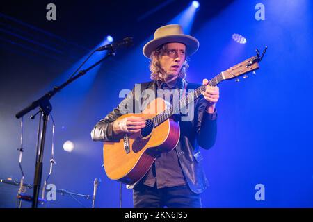 Oslo, Norvège. 26th novembre 2022. Le chanteur-compositeur et musicien norvégien Jonas Alaska se produit lors d'un concert à Parkteatret à Oslo. (Crédit photo : Gonzales photo/Alamy Live News Banque D'Images