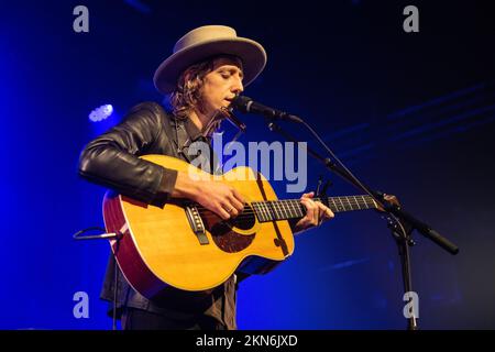 Oslo, Norvège. 26th novembre 2022. Le chanteur-compositeur et musicien norvégien Jonas Alaska se produit lors d'un concert à Parkteatret à Oslo. (Crédit photo : Gonzales photo/Alamy Live News Banque D'Images