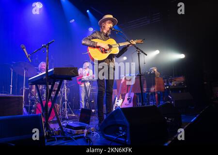 Oslo, Norvège. 26th novembre 2022. Le chanteur-compositeur et musicien norvégien Jonas Alaska se produit lors d'un concert à Parkteatret à Oslo. (Crédit photo : Gonzales photo/Alamy Live News Banque D'Images