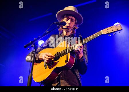 Oslo, Norvège. 26th novembre 2022. Le chanteur-compositeur et musicien norvégien Jonas Alaska se produit lors d'un concert à Parkteatret à Oslo. (Crédit photo : Gonzales photo/Alamy Live News Banque D'Images