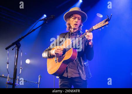 Oslo, Norvège. 26th novembre 2022. Le chanteur-compositeur et musicien norvégien Jonas Alaska se produit lors d'un concert à Parkteatret à Oslo. (Crédit photo : Gonzales photo/Alamy Live News Banque D'Images