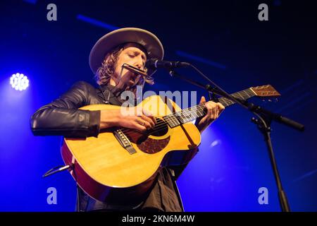 Oslo, Norvège. 26th novembre 2022. Le chanteur-compositeur et musicien norvégien Jonas Alaska se produit lors d'un concert à Parkteatret à Oslo. (Crédit photo : Gonzales photo/Alamy Live News Banque D'Images