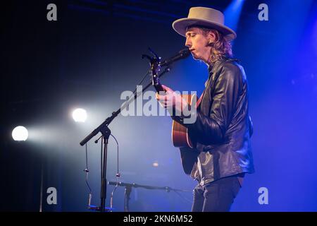 Oslo, Norvège. 26th novembre 2022. Le chanteur-compositeur et musicien norvégien Jonas Alaska se produit lors d'un concert à Parkteatret à Oslo. (Crédit photo : Gonzales photo/Alamy Live News Banque D'Images