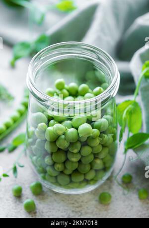 Jarre avec de jeunes gousses de pois verts juteux frais. Aliments biologiques sains. Banque D'Images