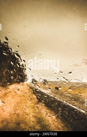 Vue de fenêtre abstraite d'une route orageux avec des gouttelettes d'eau sur une fenêtre en verre transparent. Autoroute de tempête Banque D'Images