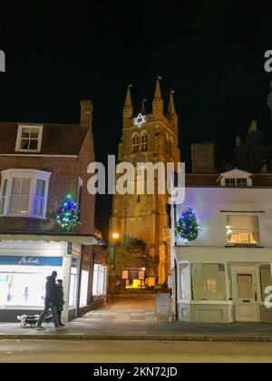 Tenterden, Kent, Royaume-Uni. 25th novembre 2022. Les lumières de Noël ont été allumées à Tenterden ce soir et les acheteurs ont apprécié le shopping tard dans la nuit. Crédit : Maureen McLean/Alay Banque D'Images