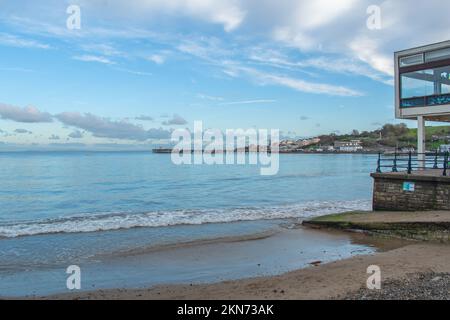 Une soirée de novembre claire, vue sur le front de mer de Swanage jusqu'à la jetée en bois à l'horizon Banque D'Images