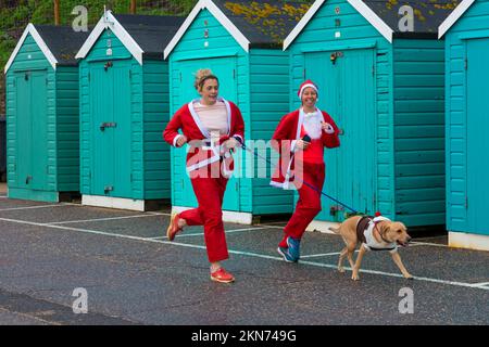 Bournemouth, Dorset, Royaume-Uni. 27th novembre 2022. Supporters of Julias House, une association caritative locale d'hospice pour enfants, habillez leur père Noël pour courir, ou marcher, le 5km Santa Dash de Bournemouth Pier le long du front de mer à Bournemouth, recueillant des fonds pour cette association. Crédit : Carolyn Jenkins/Alay Live News Banque D'Images