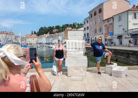 Promenade du port avec sculpture de valise, Cankarjevo nabrezje, Piran (Pirano), slovène Istria, Slovénie Banque D'Images