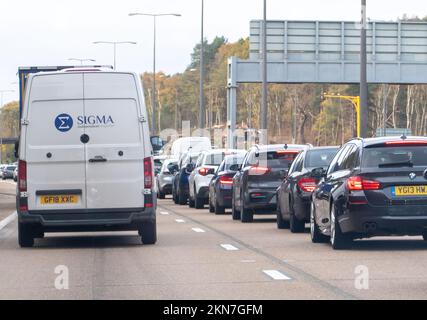 Chertsey, Surrey, Royaume-Uni. 26th novembre 2022. Congestion sur l'autoroute M25 à la sortie Chertsey Junction 11. Crédit : Maureen McLean/Alay Banque D'Images