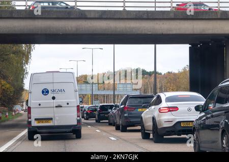 Chertsey, Surrey, Royaume-Uni. 26th novembre 2022. Congestion sur l'autoroute M25 à la sortie Chertsey Junction 11. Crédit : Maureen McLean/Alay Banque D'Images