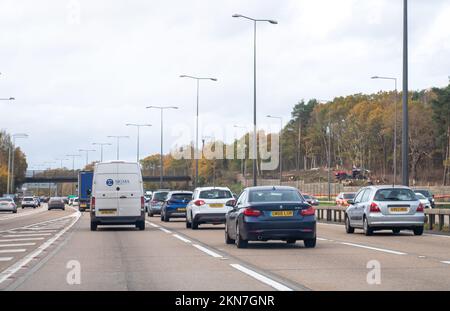 Chertsey, Surrey, Royaume-Uni. 26th novembre 2022. Congestion sur l'autoroute M25 à la sortie Chertsey Junction 11. Crédit : Maureen McLean/Alay Banque D'Images