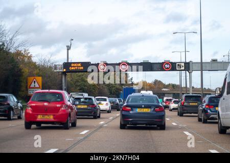 Chertsey, Surrey, Royaume-Uni. 26th novembre 2022. Congestion sur l'autoroute M25 à la sortie Chertsey Junction 11. Crédit : Maureen McLean/Alay Banque D'Images