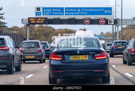 Chertsey, Surrey, Royaume-Uni. 26th novembre 2022. Congestion sur l'autoroute M25 à la sortie Chertsey Junction 11. Crédit : Maureen McLean/Alay Banque D'Images