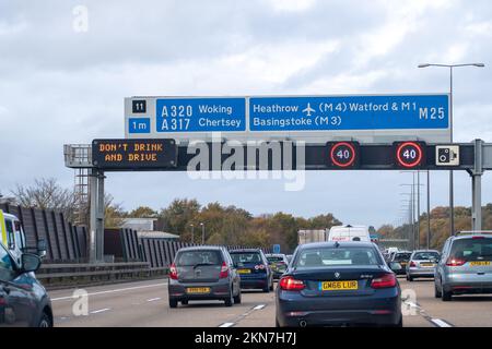 Chertsey, Surrey, Royaume-Uni. 26th novembre 2022. Congestion sur l'autoroute M25 à la sortie Chertsey Junction 11. Crédit : Maureen McLean/Alay Banque D'Images