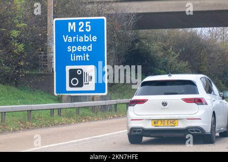 Chertsey, Surrey, Royaume-Uni. 26th novembre 2022. Congestion sur l'autoroute M25 à la sortie Chertsey Junction 11. Crédit : Maureen McLean/Alay Banque D'Images