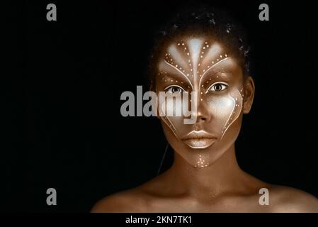 Art photo de femme Africal avec peintures ethniques tribales sur son visage Banque D'Images