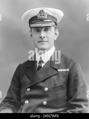 Photographie vintage en noir et blanc prise le 22nd juillet 1915 du capitaine Bertram Mordaunt Chambers Royal Navy. Plus tard, il a été promu amiral. Photo prise dans les célèbres studios londoniens de Bassano. Banque D'Images