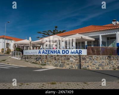 Azenhas do Mar, Odemira, Portugal, 28 octobre 2021: Restaurant de poissons et fruits de mer frais plein de personnes vues de la rue principale du village Azenhas do Mar. Banque D'Images