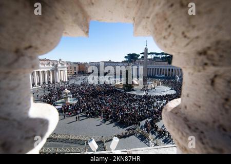 Vatican, Vatican. 27th novembre 2022. Italie, Rome, Vatican, 2022/11/27.le Pape François adresse la foule depuis la fenêtre du Palais apostolique dominant la place Saint-Pierre lors de la prière Angelus au Vatican. Photographie de la presse catholique/Mediia du Vatican photo . LIMITÉ À UNE UTILISATION ÉDITORIALE - PAS DE MARKETING - PAS DE CAMPAGNES PUBLICITAIRES. Crédit : Agence photo indépendante/Alamy Live News Banque D'Images