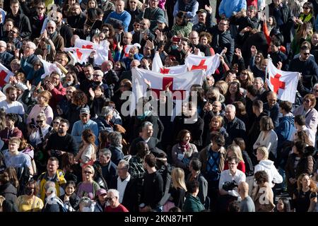 Vatican, Vatican. 27th novembre 2022. Italie, Rome, Vatican, 2022/11/27.le Pape François adresse la foule depuis la fenêtre du Palais apostolique dominant la place Saint-Pierre lors de la prière Angelus au Vatican. Photographie de la presse catholique/Mediia du Vatican photo . LIMITÉ À UNE UTILISATION ÉDITORIALE - PAS DE MARKETING - PAS DE CAMPAGNES PUBLICITAIRES. Crédit : Agence photo indépendante/Alamy Live News Banque D'Images