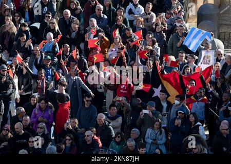 Vatican, Vatican. 27th novembre 2022. Italie, Rome, Vatican, 2022/11/27.le Pape François adresse la foule depuis la fenêtre du Palais apostolique dominant la place Saint-Pierre lors de la prière Angelus au Vatican. Photographie de la presse catholique/Mediia du Vatican photo . LIMITÉ À UNE UTILISATION ÉDITORIALE - PAS DE MARKETING - PAS DE CAMPAGNES PUBLICITAIRES. Crédit : Agence photo indépendante/Alamy Live News Banque D'Images