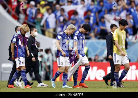AL-RAYYAN - (lr) Junya Ito du Japon, Takuma Asano du Japon, Kaoru Mitoma du Japon déçu après la défaite de 0-1 lors de la coupe du monde de la FIFA, Qatar 2022 groupe E match entre le Japon et le Costa Rica au stade Ahmad Bin Ali sur 27 novembre 2022 à Al-Rayyan, Qatar. AP | hauteur néerlandaise | MAURICE DE PIERRE Banque D'Images