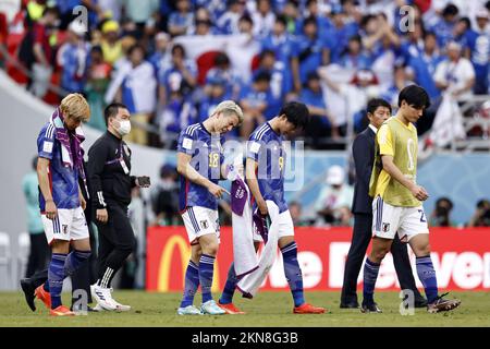 AL-RAYYAN - (lr) Junya Ito du Japon, Takuma Asano du Japon, Kaoru Mitoma du Japon déçu après la défaite de 0-1 lors de la coupe du monde de la FIFA, Qatar 2022 groupe E match entre le Japon et le Costa Rica au stade Ahmad Bin Ali sur 27 novembre 2022 à Al-Rayyan, Qatar. AP | hauteur néerlandaise | MAURICE DE PIERRE Banque D'Images
