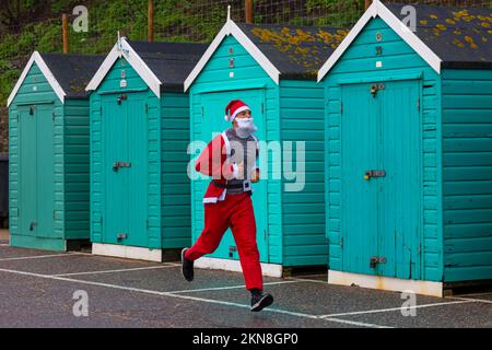 Bournemouth, Dorset, Royaume-Uni. 27th novembre 2022. Supporters of Julias House, une association caritative locale d'hospice pour enfants, habillez leur père Noël pour courir, ou marcher, le 5km Santa Dash de Bournemouth Pier le long du front de mer à Bournemouth, recueillant des fonds pour cette association. Crédit : Carolyn Jenkins/Alay Live News Banque D'Images