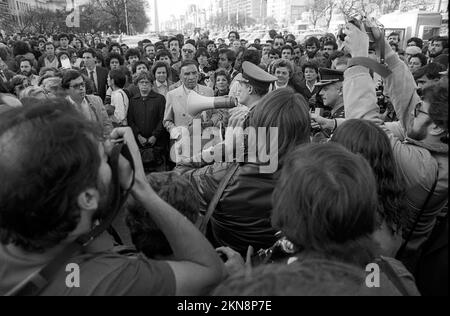 Marche pour la vie, les mères de la Plaza de Mayo (Madres de Plaza de Mayo) lors d'une manifestation publique à Buenos Aires, en Argentine, sur 5 octobre 1982 Banque D'Images