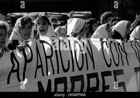 Marche pour la vie, les mères de la Plaza de Mayo (Madres de Plaza de Mayo) lors d'une manifestation publique à Buenos Aires, en Argentine, sur 5 octobre 1982 Banque D'Images