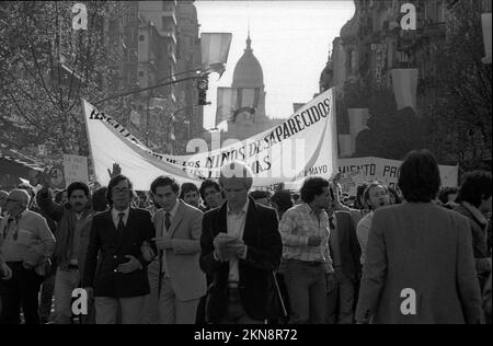 Marche pour la vie, les mères de la Plaza de Mayo (Madres de Plaza de Mayo) lors d'une manifestation publique à Buenos Aires, en Argentine, sur 5 octobre 1982 Banque D'Images