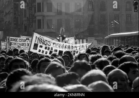 Marche pour la vie, les mères de la Plaza de Mayo (Madres de Plaza de Mayo) lors d'une manifestation publique à Buenos Aires, en Argentine, sur 5 octobre 1982 Banque D'Images