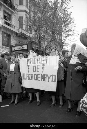 Marche pour la vie, les mères de la Plaza de Mayo (Madres de Plaza de Mayo) lors d'une manifestation publique à Buenos Aires, en Argentine, sur 5 octobre 1982 Banque D'Images