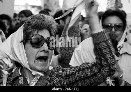 Marche pour la vie, les mères de la Plaza de Mayo (Madres de Plaza de Mayo) lors d'une manifestation publique à Buenos Aires, en Argentine, sur 5 octobre 1982 Banque D'Images