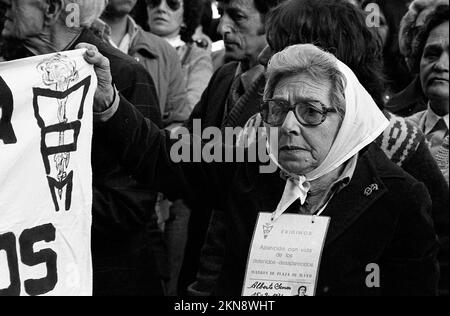 Marche pour la vie, les mères de la Plaza de Mayo (Madres de Plaza de Mayo) lors d'une manifestation publique à Buenos Aires, en Argentine, sur 5 octobre 1982 Banque D'Images