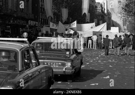 Marche pour la vie, les mères de la Plaza de Mayo (Madres de Plaza de Mayo) lors d'une manifestation publique à Buenos Aires, en Argentine, sur 5 octobre 1982 Banque D'Images