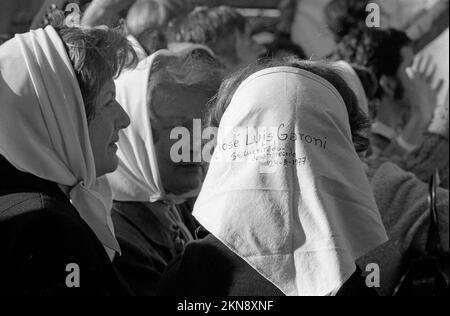 Marche pour la vie, les mères de la Plaza de Mayo (Madres de Plaza de Mayo) lors d'une manifestation publique à Buenos Aires, en Argentine, sur 5 octobre 1982 Banque D'Images