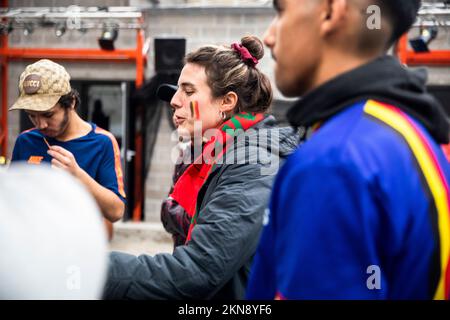 L'illustration montre une femme avec les couleurs du drapeau belge sur ses joues, Et portant un foulard du Maroc, alors que les supporters se réunissent pour assister à un match de football entre l'équipe nationale belge les Red Devils et le Maroc, dans le Groupe F de la coupe du monde FIFA 2022, à Molenbeek, Bruxelles, le dimanche 27 novembre 2022. De nombreux résidents de Bruxelles avec et sans racines marocaines se réunissent pour assister au match sur le thème des « Tadjies-frites ». BELGA PHOTO HATIM KAGHAT Banque D'Images